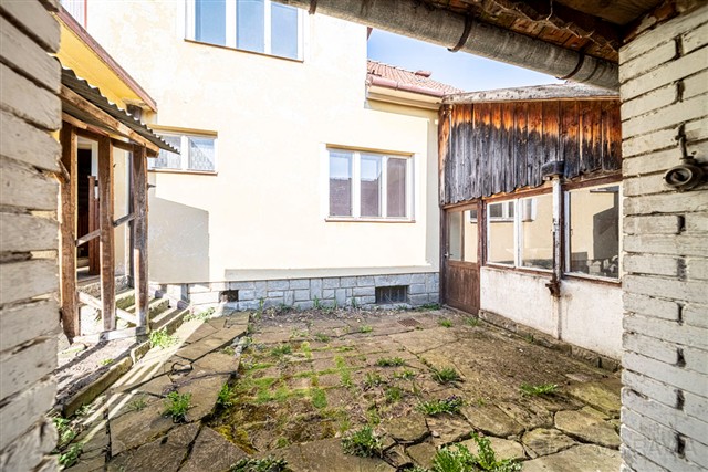 dvůr za domem [6/37]